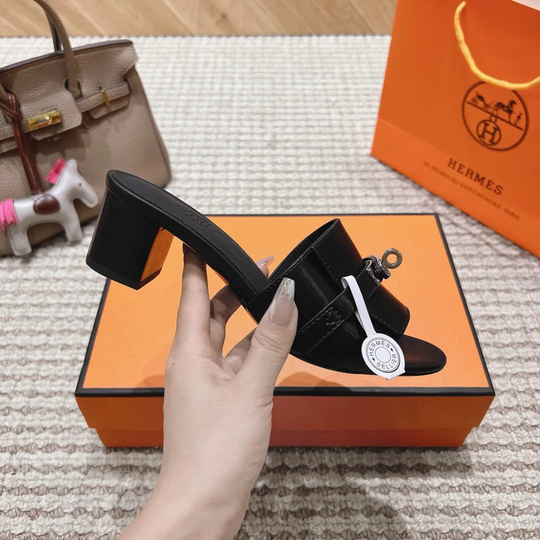 👟👟Ex-factory price 540👟👟 High version of the 2024 spring and summer new HERMES Hermès counter new style. The wedge-heeled Erjiu sandals and slippers, which have been extremely popular recently, are paired with various colorful socks. They are very trendy. Upper: cowhide. Outsole: technological imitation wood sole. Heel height: about 7cm. Size: Female 35-41 (40/41 non-refundable and non-exchangeable)